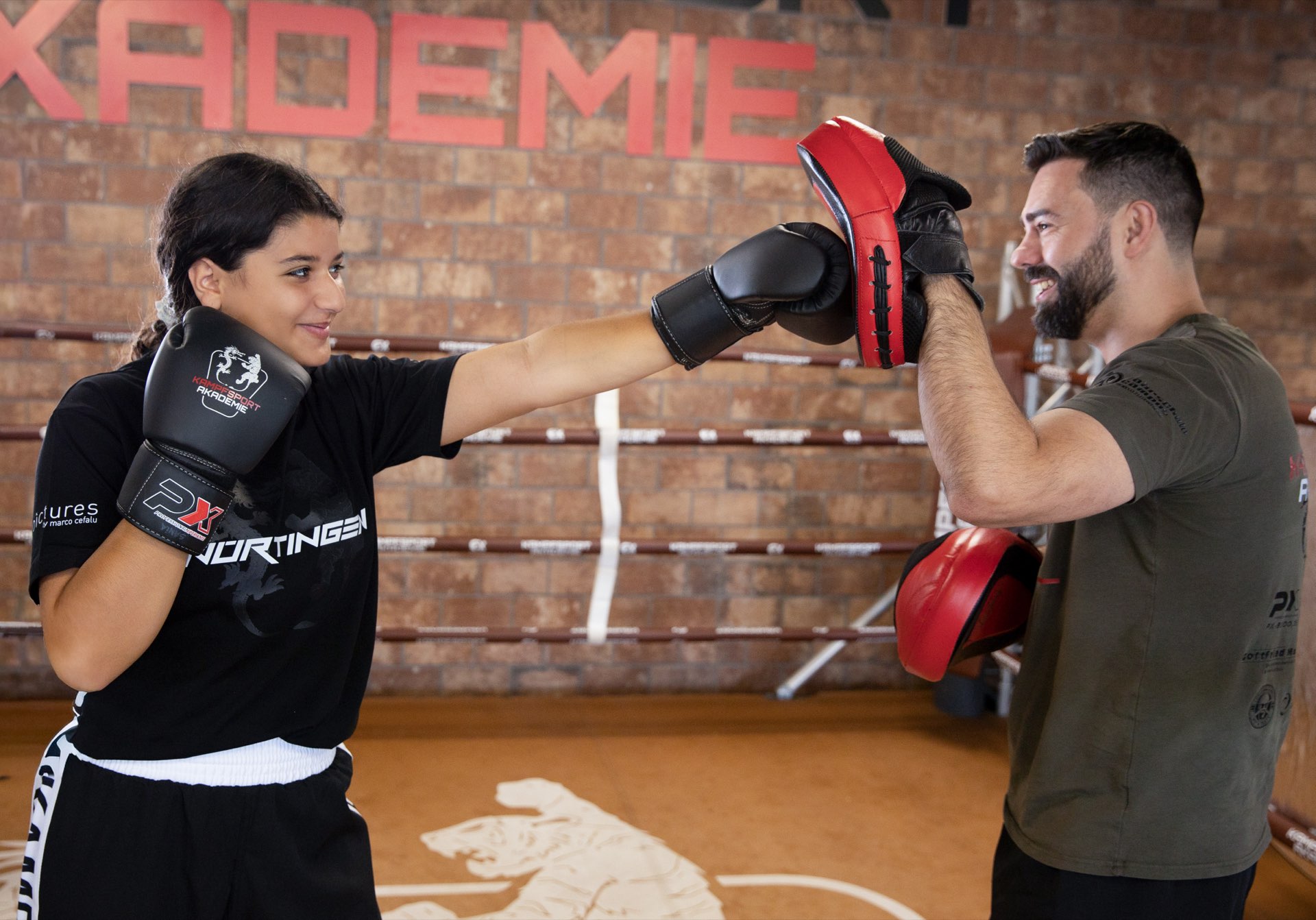 Pratzentraining mit Trainer im Ring der Kampfsportakademie
